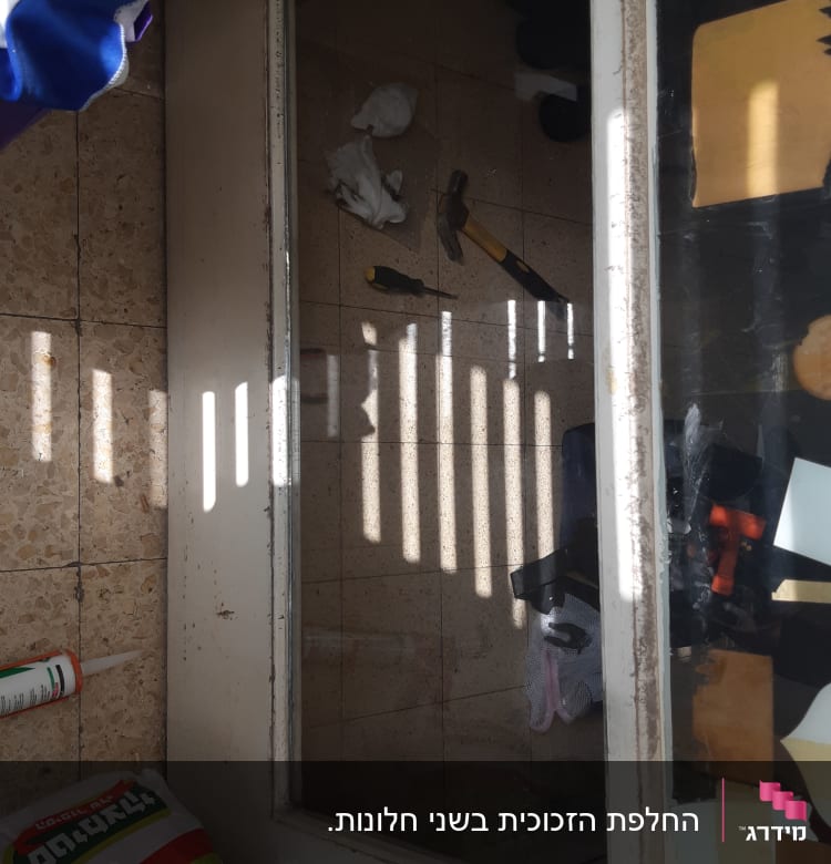 חלון זכוכית עם השתקפות כלים וצללים